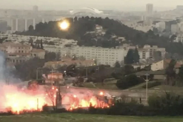(VIDEO) ŠOKANTNE SCENE IZ FRANCUSKE: Navijači OPKOLILI trening kamp Marseja, Radonjić i ekipa NA UDARU!