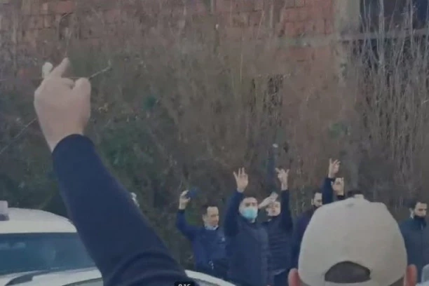 (FOTO,VIDEO) "HEJ, UČK, NABI*EM TE"! Srbi izviždali Kurtija i Osmani u Severnoj Mitrovici! KOSOVO JE, IPAK, SRBIJA!