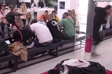 VREĐANJE I GAĐANJE FLAŠOM: Žestoki okršaj Zole i Ane!