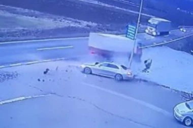 (VIDEO) SUDAR KOJI LEDI KRV U ŽILAMA: Kamion se svom SNAGOM zakucao u AUTOMOBIL!