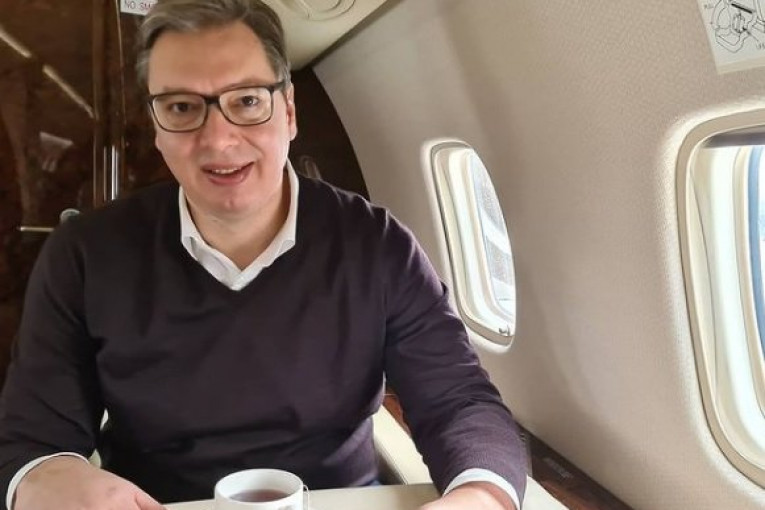 (FOTO) NA PUTU ZA PARIZ: Predsednik Vučić se građanima obratio iz aviona, evo šta je poručio