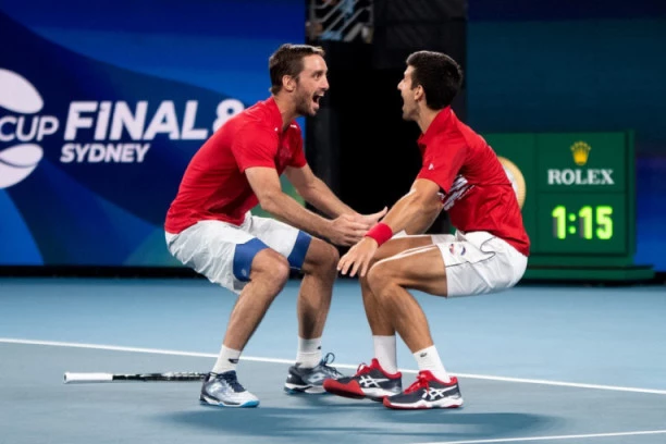 KADA NOLE IGRA, I AUSTRALIJA JE SRPSKA ZEMLJA: Pogledajte KAKO je svetski broj 1 slavio sa svojim obožavateljima posle pobede na ATP kupu!