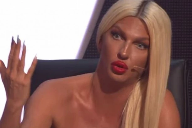 (FOTO) U PLAVOM BRUSU POKAZALA JAJA: Praznična atmosfera kod Karleuše!