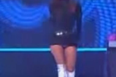 (FOTO) Pevačica u "Zvezdama Granda" BACILA U ŽIRI U TRANS SVOJIM OBLINAMA, a onda publici pokazala i GAĆICE!