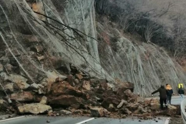 (FOTO) STENA SE SRUČILA NA KOLOVOZ KOD VLASOTINCA: Moguće i novo OBRUŠAVANJE!