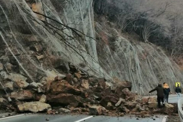 (FOTO) STENA SE SRUČILA NA KOLOVOZ KOD VLASOTINCA: Moguće i novo OBRUŠAVANJE!