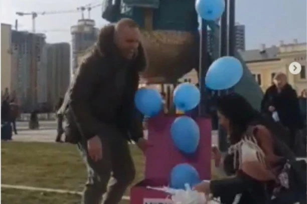 KAKVA SREĆA! Ovaj mladi par je kod novog zaštitnog znaka Beograda, Spomenika Stefanu Nemanji, rešio da obeleži nešto veoma bitno za njih!