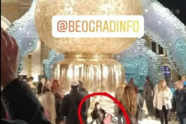 (FOTO) NEVERICA! Fotka žene ispred spomenika Stefanu Nemanji SABLAZNULA Srbiju!