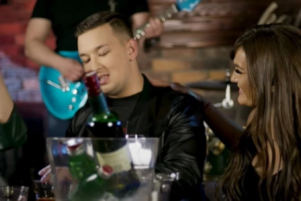 UROŠ ŽIVKOVIĆ USKORO POSTAJE OTAC, A DANAS IMA POSEBAN RAZLOG ZA SLAVLJE: Usijale se mreže, svi mu čestitaju, ovaj REPREZENTATIVAC pokazao kako se GOSTE (FOTO)