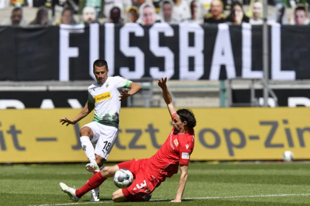 (FOTO) NAJVEĆE POJAČANJE U ISTORIJI KLUBA: Neven Subotić POTPISAO!