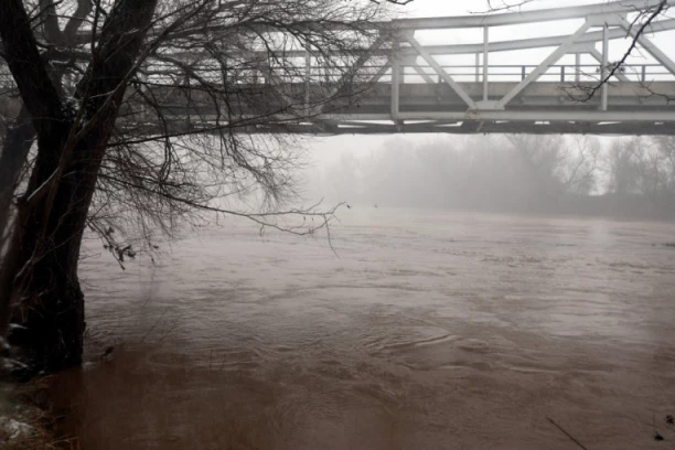 SPREČENA TRAGEDIJA KOD ŠAPCA: Devojka (25) htela da se ubije, žitelji je izvukli iz ledene reke
