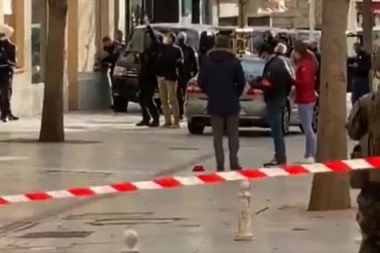 (VIDEO) LJUDSKA GLAVA BAČENA NA ULICU: Građani zgroženi jezivom scenom, policija intervenisala barikadama