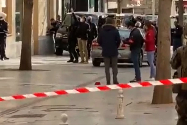(VIDEO) LJUDSKA GLAVA BAČENA NA ULICU: Građani zgroženi jezivom scenom, policija intervenisala barikadama