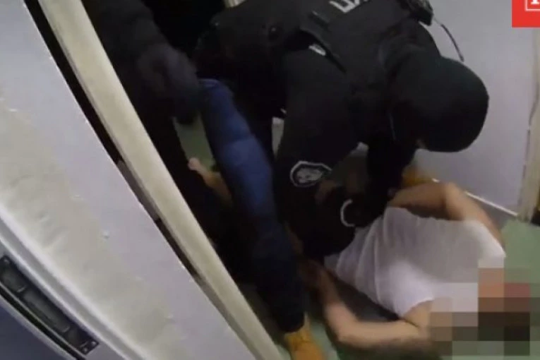 (FOTO, VIDEO) FILMSKO HAPŠENJE GRUPE MAKROA U BEOGRADU! Navatali ih U GAĆAMA!