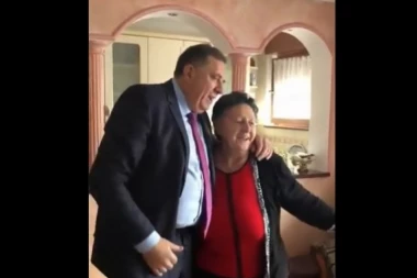 (VIDEO) MILORAD DODIK ZAPEVAO SA MAJKOM: Ona ga je naučila da nikada nema predaje! Poslušajte koju joj je pesmu posvetio