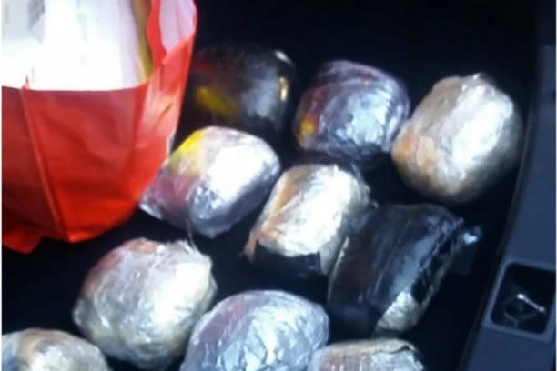 (FOTO, VIDEO) PRESEČEN LANAC MEĐUNARODNIH ŠVERCERA DROGE! UHAPŠENO SEDMORO, MEĐU NJIMA I TROJICA SRBA! Zaplenjeno čak 20 kilograma heroina!