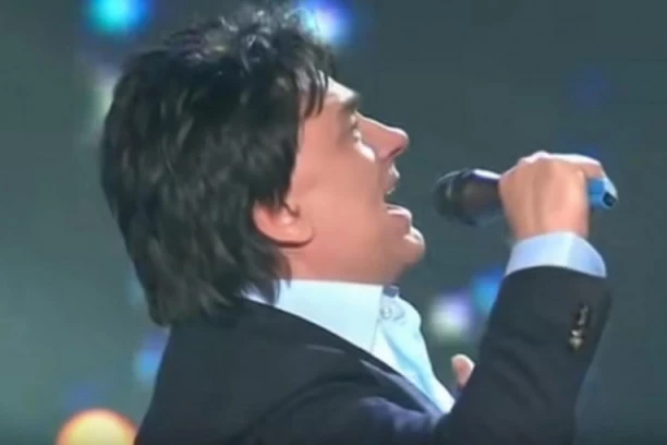 UPUCAN POZNATI PEVAČ: Ispred kafića mu napravili sačekušu!