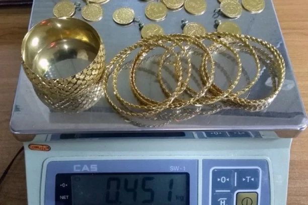 (FOTO) Carinici na Gradini nabasali na KRUPAN PLEN: Kod krijumčara pronađeni zlato i droga