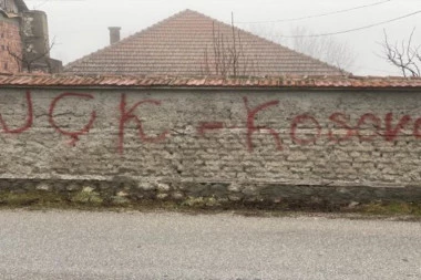 Građani uznemireni! Šiptarska provokacija osvanula na zidu u Goraždevcu