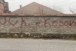 Građani uznemireni! Šiptarska provokacija osvanula na zidu u Goraždevcu