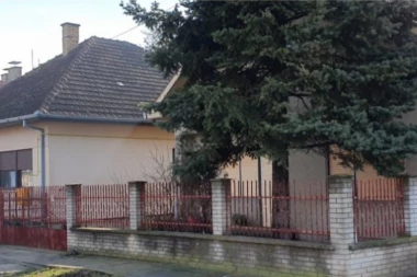 (FOTO) U OVOJ KUĆI U TEMERINU SINOĆ JE MUŽ MUČKI UBIO ŽENU! Iza vrata kapije samo ON jauče!