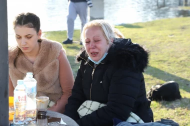 (FOTO, VIDEO) Potraga ronilaca za nestalim dečakom na Tamiškom keju: Neutešna majka nemo gleda u vodu!