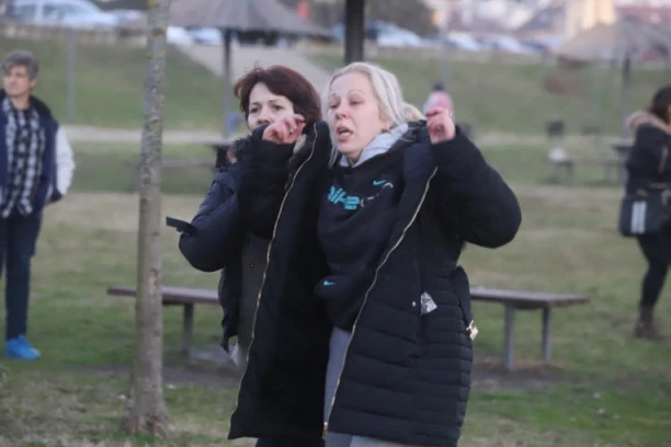 (VIDEO) JECAJI MAJKE DEČAKA KOJI SE UTOPIO U TAMIŠU KIDAJU DUŠU: Hoću da legnem pored njega da ga ugrejem da se probudi!