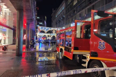 (FOTO, VIDEO) IZGOREO CEO SPRAT PRODAVNICE H&M: Lokalizovan POŽAR u Knez Mihailovoj ulici