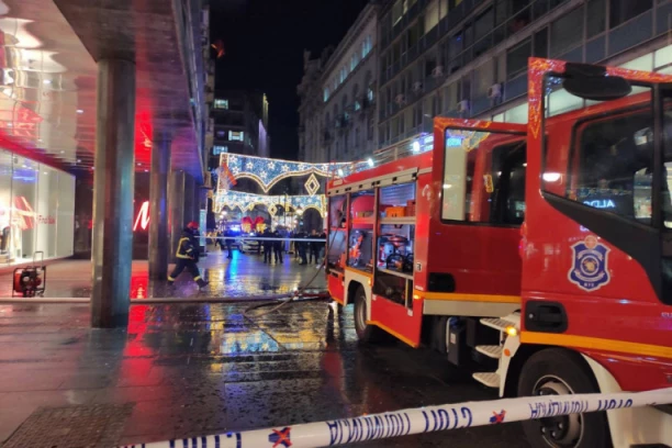 (FOTO, VIDEO) IZGOREO CEO SPRAT PRODAVNICE H&M: Lokalizovan POŽAR u Knez Mihailovoj ulici