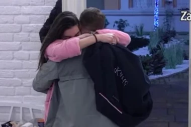 ONA JE ODABRALA: Misica Jovana ostavila dečka, pa potrčala Karića u zagrljaj!