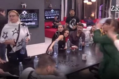 (VIDEO) ISPOLIVALA JE VODOM, PA GAĐALA FLAŠOM! Miljana nije mogla da se SUZDRŽI pa UDARILA na majku, a OVO je razlog!