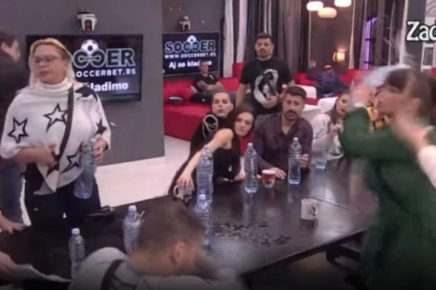 (VIDEO) ISPOLIVALA JE VODOM, PA GAĐALA FLAŠOM! Miljana nije mogla da se SUZDRŽI pa UDARILA na majku, a OVO je razlog!