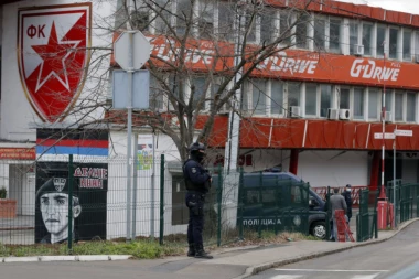 DUGE CEVI NA MARAKANI: Policija blokirala i Zvezdin stadion, U TOKU DETALJNE PRETRAGE