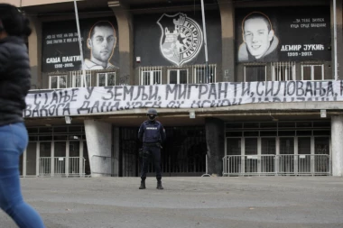 (FOTO) Policija uklonila sporan transparent VELJINE GRUPE SA STADIONA U HUMSKOJ!