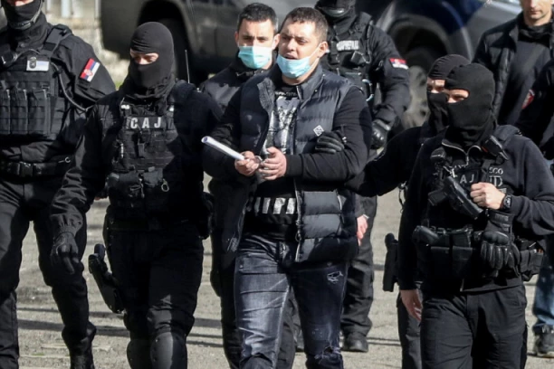 STRAŠNE PORUKE NA SKAJ TELEFONU! Prepiska koja otkriva da je Velja Nevolja radio za Stefanovića!