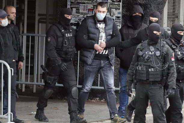 OTKRIVENA EKIPA KOJA JE FUDBALERU UNIŠTILA AUTO: Veljin pajtos naručio paljevinu džipa Lazetića