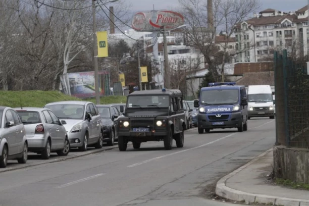 SAZNAJEMO! UHAPŠENI POLICAJCI U BEOGRADU! Mimo zakona dali dozvole za oružje bezbednosno interesantnoj osobi!