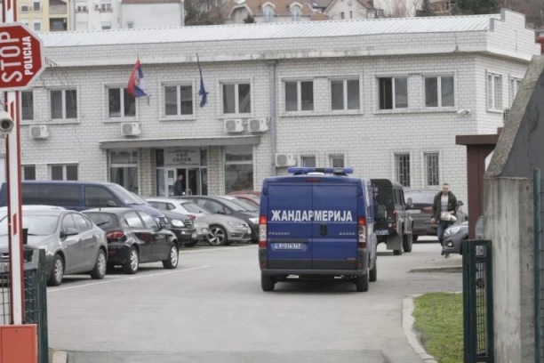 BRUTALNA SAČEKUŠA NA VOŽDOVCU! Maskiran šipkom pretukao građevinskog investitora!