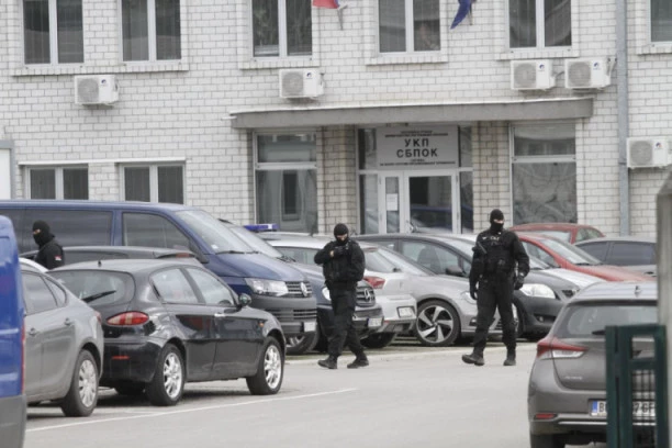IZA REŠETAKA I MILOVAN TADIĆ, ŠEF OBEZBEĐENJA TILTA: Već mu se sudi za ubistvo!
