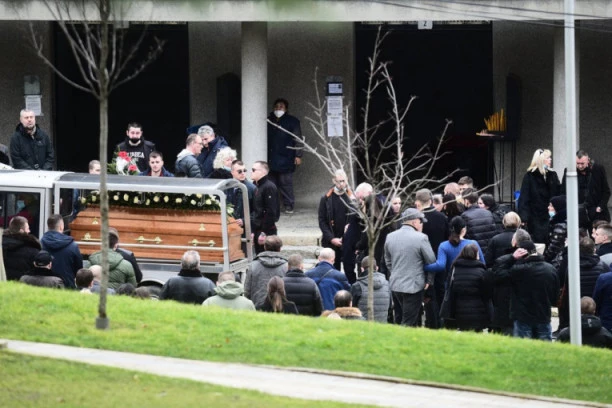 (FOTO) MUČKI USMRĆEN MLADIĆ ISPRAĆEN UZ ZVUKE TRUBE I JECAJE BLIŽNJIH: Ubijeni Skoletov sin (22) sahranjen pored oca!