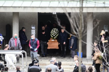 "PAMTIĆEMO TE PO SVIM DOBRIM DELIMA": Uz zvuke trube sahranjen mladić ubijen na Kanarevom brdu!