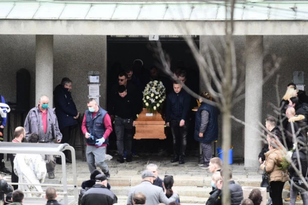 "PAMTIĆEMO TE PO SVIM DOBRIM DELIMA": Uz zvuke trube sahranjen mladić ubijen na Kanarevom brdu!