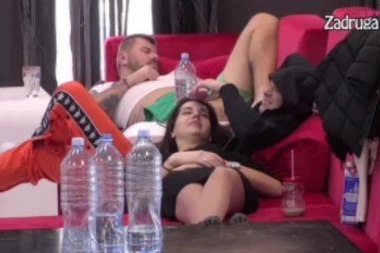 (VIDEO) U NJEMU JE NAŠLA UHTEHU! Jovana se ušuškala kod Karića, pa joj nakon jutarnjih suza, na licu zablistao OSMEH!