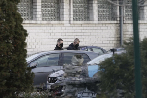 (FOTO) DESNA RUKA VELJE NEVOLJE: Ovako je uhapšen Marko Miljković!