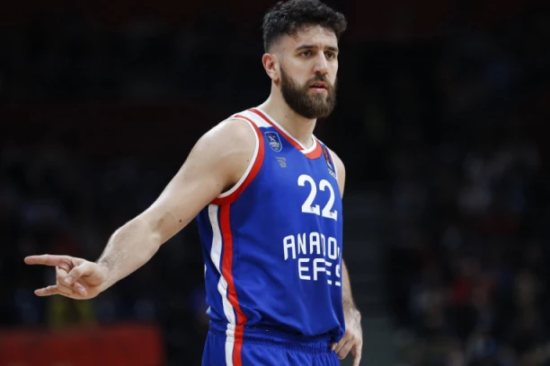 (VIDEO) DRAMA NA STARTU F4: Efes kroz iglene uši do finala Evrolige! Micić DOMINIRAO u Kelnu