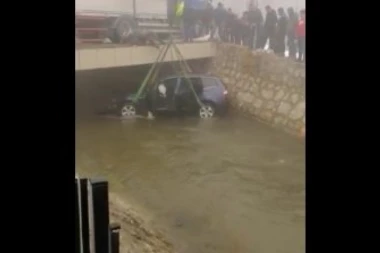 (VIDEO) U SJENICI AUTOMOBIL SLETEO U REKU: Sa pijanim vozačem bila i supruga!