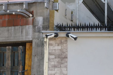 (FOTO) BELIVUK OD KUĆE NAPRAVIO TVRĐAVU S ELEKTRONSKIM NADZOROM: Velja opremio vilu Mosadovim kamerama od 200.000 evra!