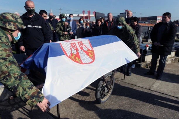 (FOTO) Sahranjeni posmrtni ostaci Zorana Veselića, junaka sa Košara