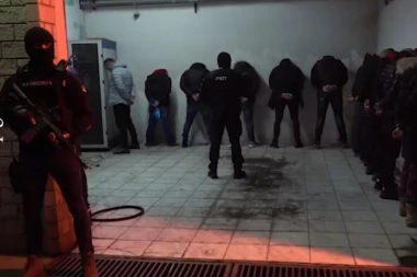 UHAPŠEN JEDAN OD VOĐA NAVIJAČKE GRUPE "ALKATRAZ"! Policiji nije hteo da otvori vrata, provalili mu u stan!