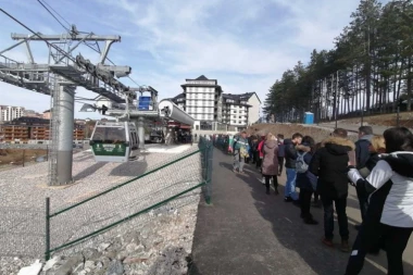 (FOTO) ZLATIBOR KAO MRAVINJAK: Novootvorena žičara MAGNET za turiste, ljudi u KILOMETARSKOJ koloni čekaju da se provozaju!